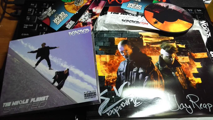 goons gearからdope d.o.dのThe whole planet shiftedが届いたぞ!
なんとサイン付きポスター付き 