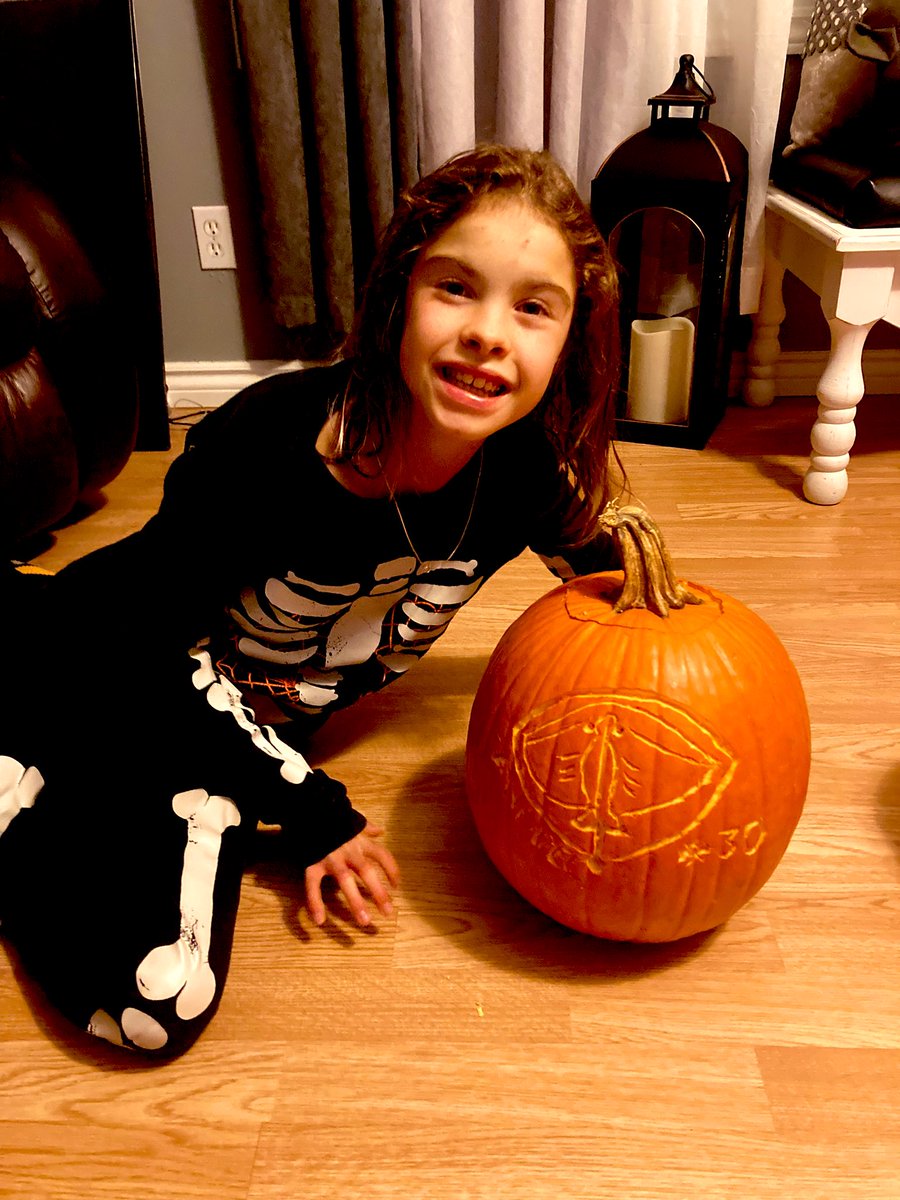 ScheunemanApril's tweet photo. @ceddy_29GUNN @SCStingrays Summer cheering her favourite player during every season #goceddy #haloween2021 https://t.co/DlksDrJUIv