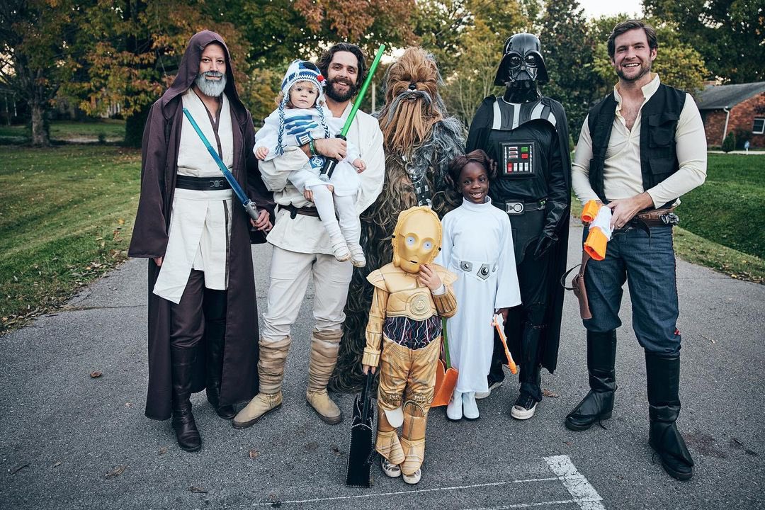 ThomasRhett's tweet photo. Happy Halloween y’all! Countdown to Christmas begins in like 3 hours👻🎄 https://t.co/eFsl9YB5BN
