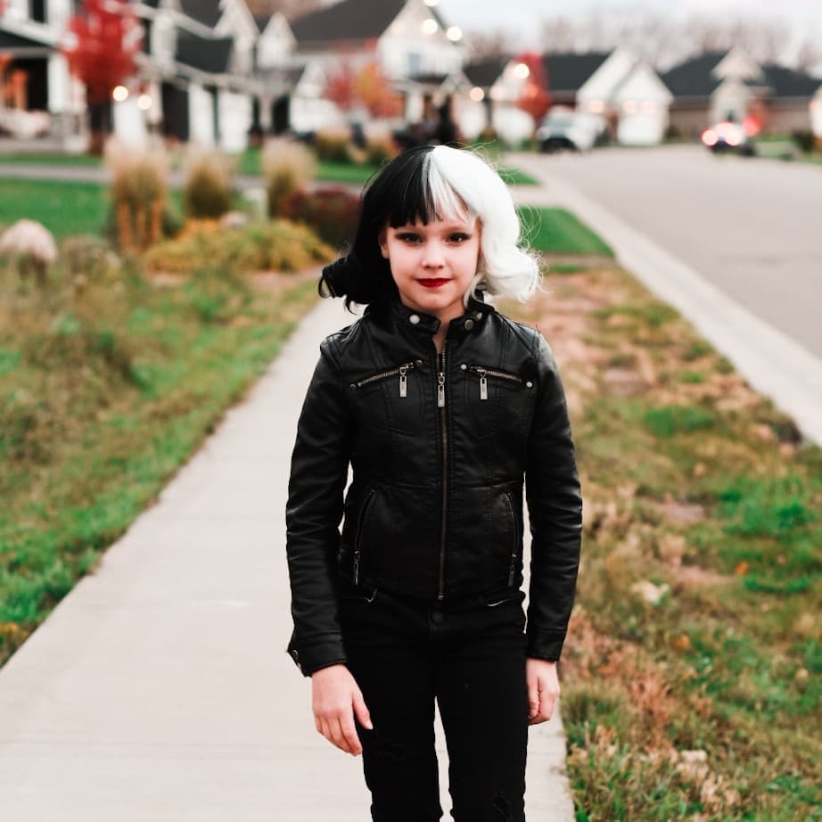 BrePeaBlog's tweet image. Happy Halloween 2021 🤍🖤🧡
#cruella #cruelladevil #disneycostume #disneyhalloween #disneyhalloweentime #diyhalloweencostume #kidshalloweencostume #cruellamakeup #cruelladeville