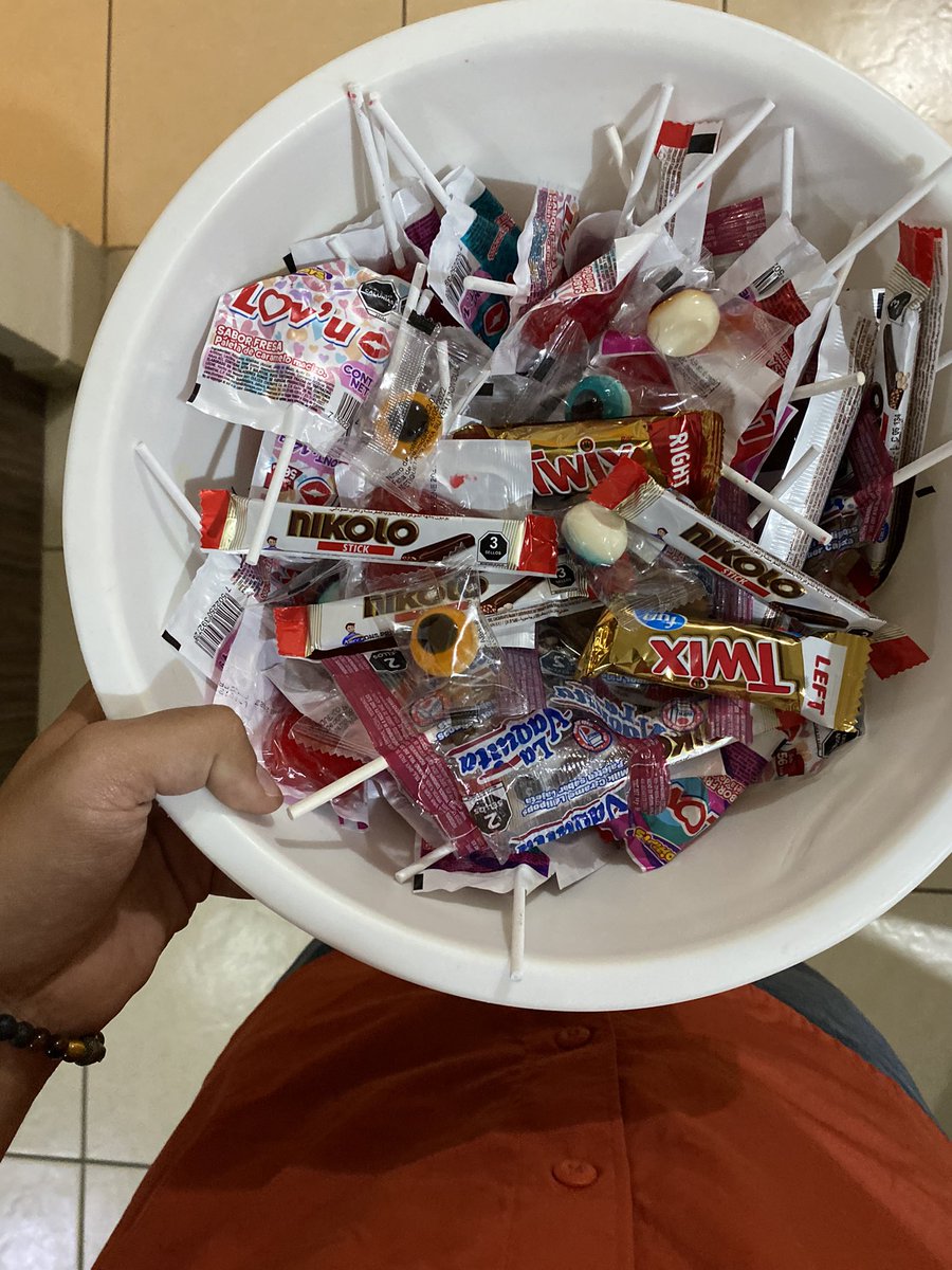 cesarlmolina's tweet photo. Compre dulces y ningún Niño vino a pedir 🤡 https://t.co/ygkvT5hxgR