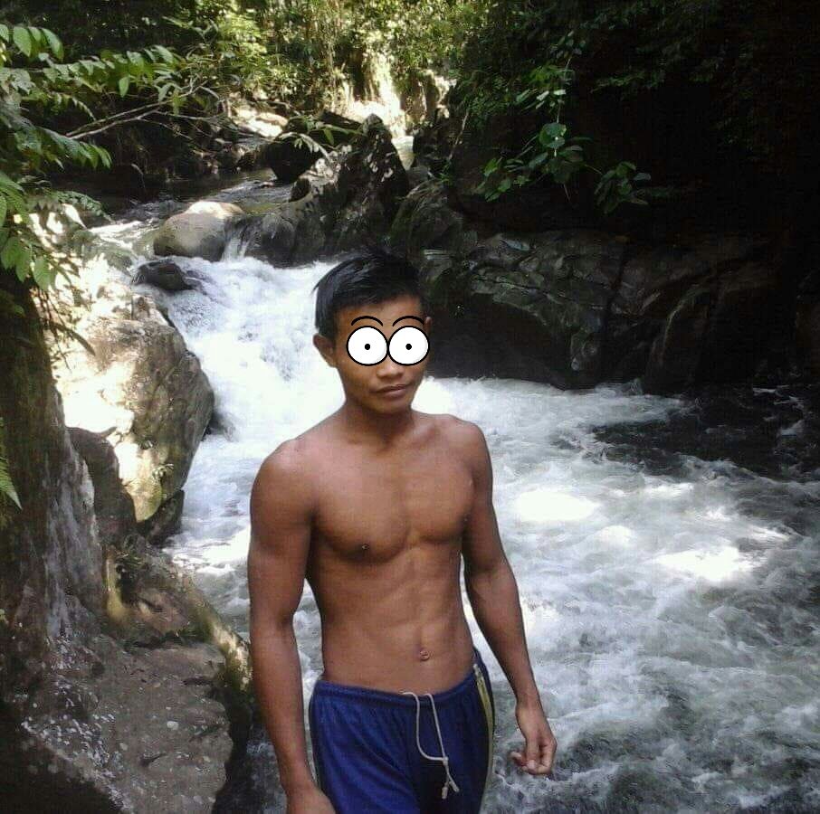 hitammaco's tweet photo. Dingin nya main air di Curug .butuh kehangatan setelah nya https://t.co/iwbJ8hXIg6