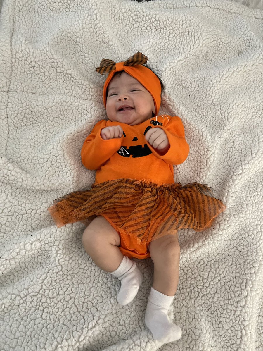 therealzd_'s tweet photo. Happy Halloween from my little pumpkin 🎃💛 @JacquezLynsey https://t.co/ultCVlpQLS