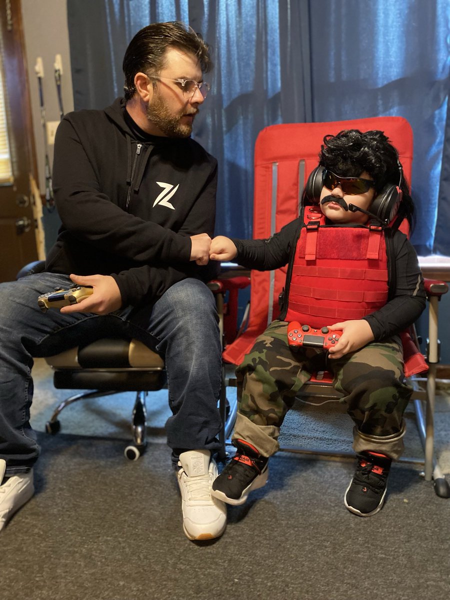 ZigGold's tweet image. You thought the wife was Done… She also made this BANGER of a costume for this Duo to turn the blocks we walk down into swimming pools, cause we’re DRIPPING IN HEAT!!! And Yes I got Doc to play on controller #Doctober2021 @drdisrespect @ZLanerOFFICIAL