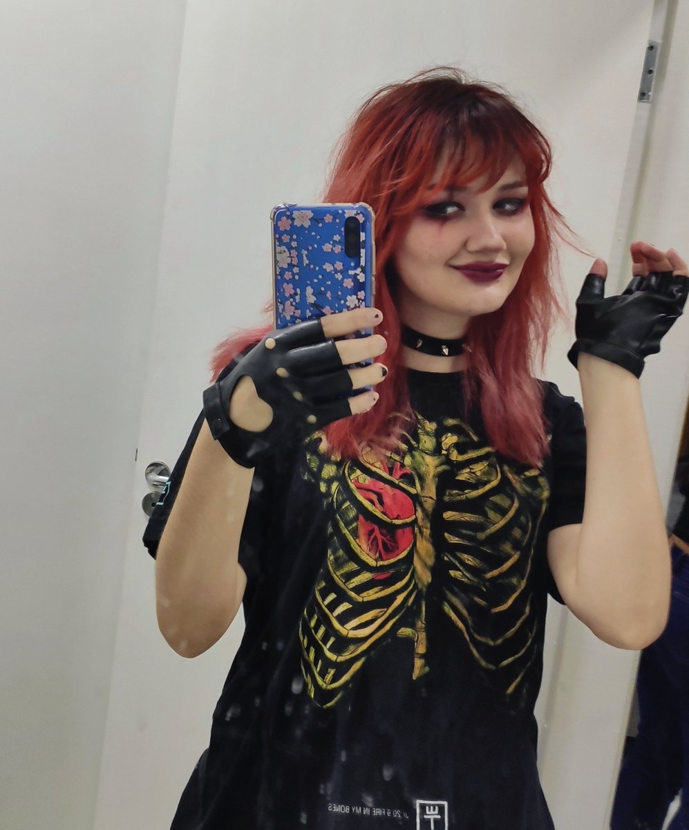 liaskatan's tweet photo. vivemos em uma sociedade onde usar um lookzin básico desse no transporte público  q as pessoas já te olham como se fosse um alien anticristo determinado a destruir a raça humana https://t.co/q0P9XgAf2x