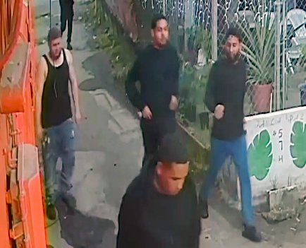 FBISanJuan's tweet photo. *** EL FBI BUSCA INFORMACION - NUEVAS IMAGENES ***
¿Los conoce? Si usted o alguien que conoce tiene información sobre los individuos y/o el vehículo que aparece en estas imagenes, por favor, comuníquese al 787-987-6500 o deje una confidencia a través de https://t.co/zld5aY1KlB https://t.co/aC4kmg0NKD