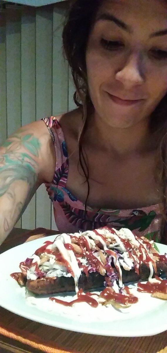JennsxD's tweet photo. Me prepararon esto. Que es como una especie de perro caliente pero donde el pan no es pan sino que es platano maduro... Y esto se ve delicioso y esta delicioso. https://t.co/nbmF5czOvg