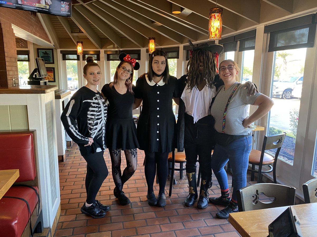 lizabet80's tweet photo. Happy Halloween from Chili’s #MASONROAD @StasFromChilis @sarazz1965 @Captn_Awesome8 @ChilisJobs https://t.co/qyCLGaxZQq