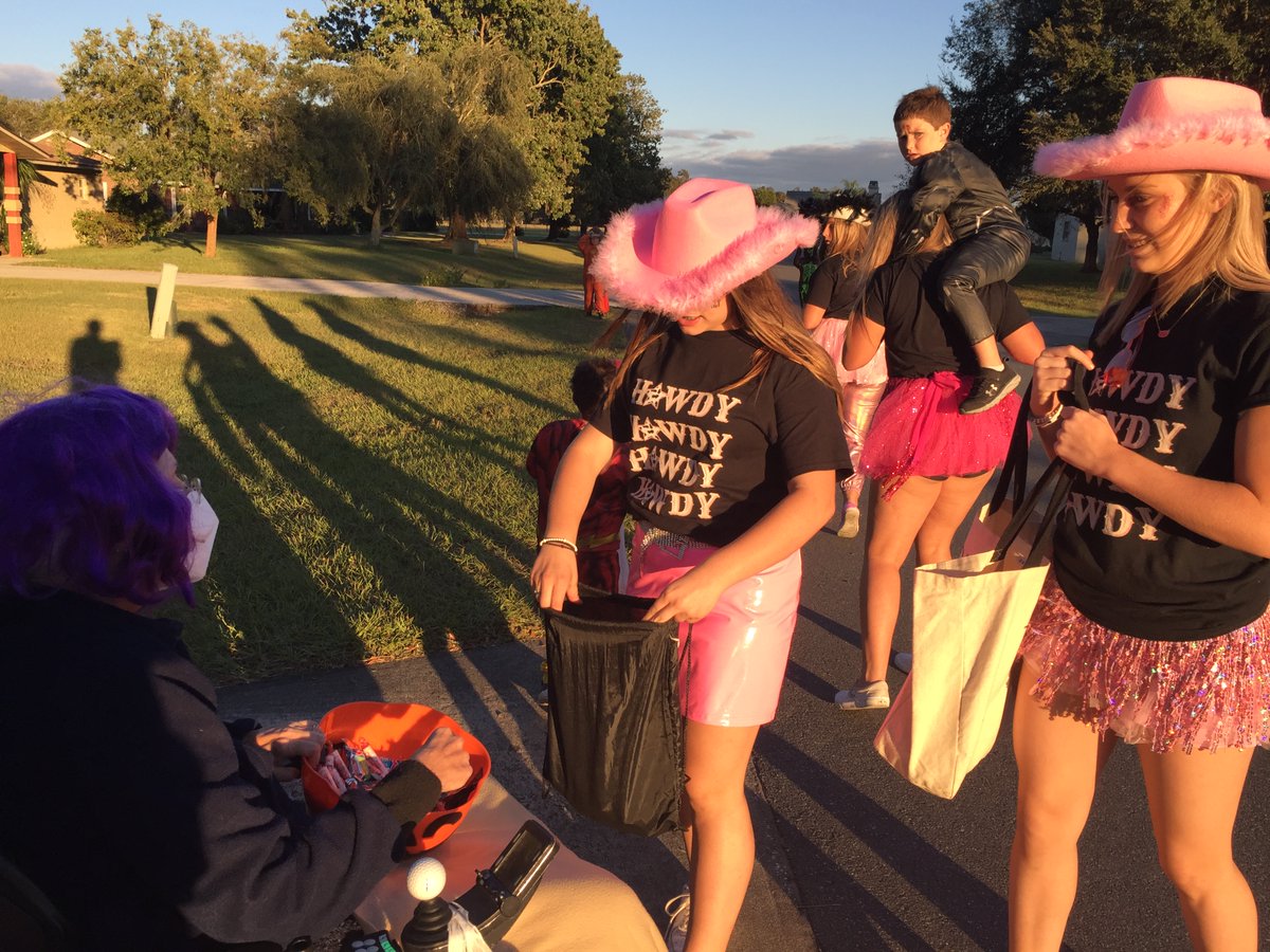 glennmarston's tweet photo. Carol Marston meets the masses of trick-or-treaters in our Bushnell, Florida, neighborhood. Happy Halloween! #Halloween 🎃 https://t.co/ACO1AqiJfA