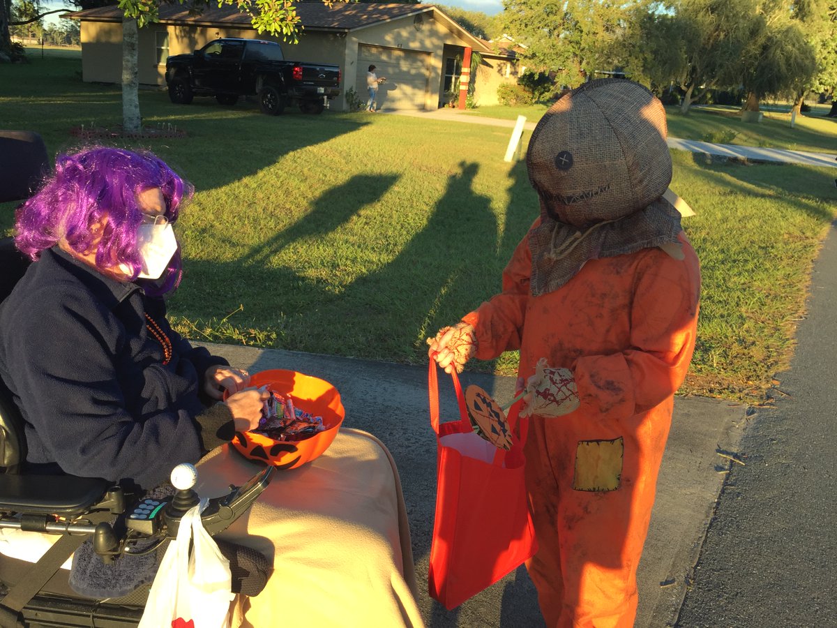 glennmarston's tweet photo. Carol Marston meets the masses of trick-or-treaters in our Bushnell, Florida, neighborhood. Happy Halloween! #Halloween 🎃 https://t.co/ACO1AqiJfA