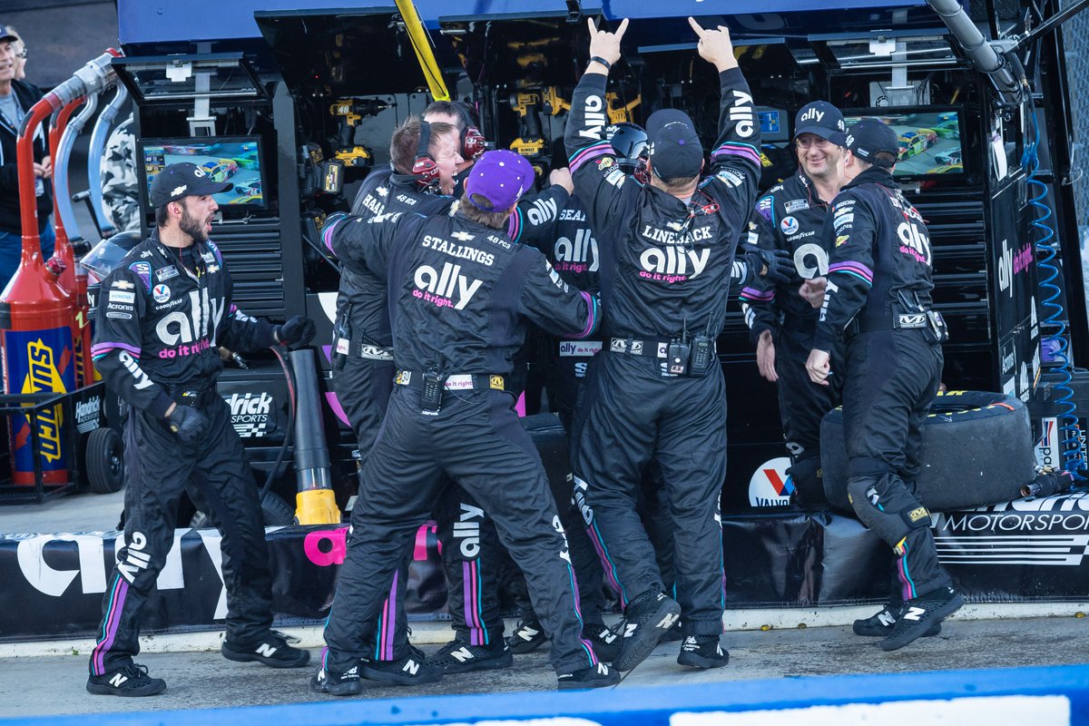 TeamHendrick's tweet photo. A hard-fought day that ended in victory lane @MartinsvilleSwy. 🙌

Help us celebrate @Alex_Bowman and the @allyracing team by leaving celebratory emojis below! 🏁🏆🕰️🎉 https://t.co/zCgpmygJiN
