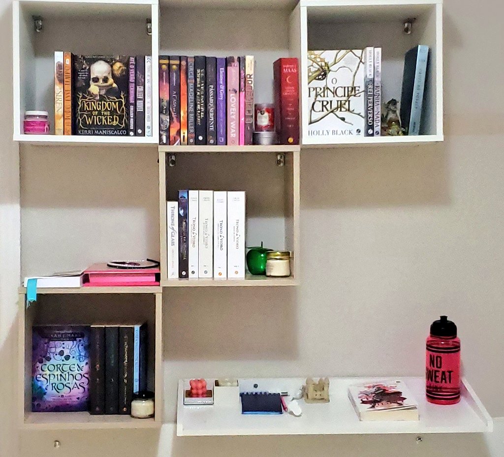 judearcheronn's tweet photo. já que o booktt adora uma estante, tá aqui a minha estante nova!! nem acredito que finalmente tenho uma coisa assim kkkkk 
não passem sem dar RT e fav <3 https://t.co/bUefTyEM46