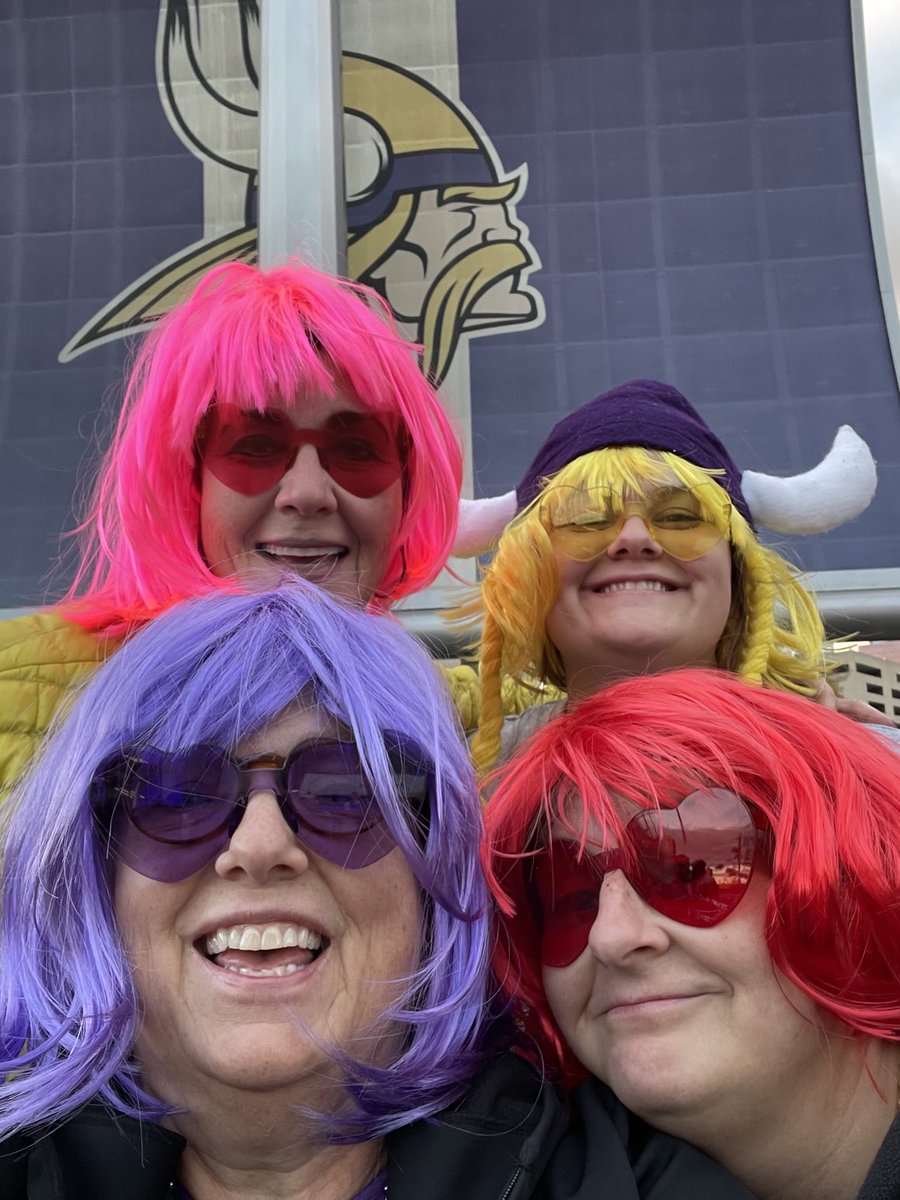 kkddtt's tweet photo. #skol We are Skol Sisters 💜💛🏈 https://t.co/Zc9uiwX0lU