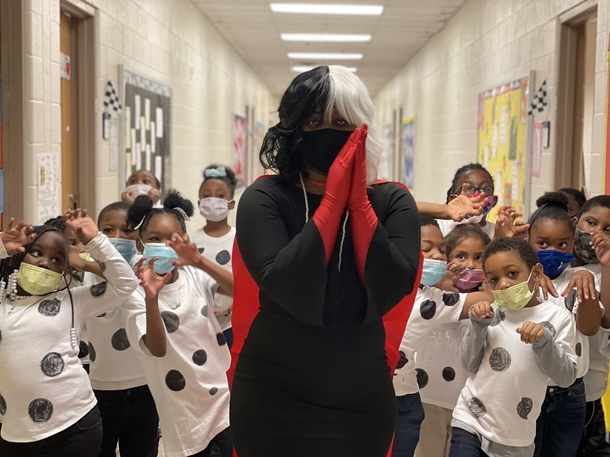Ms_McRoy's tweet photo. Book character day at @MilesTigersAPS So much fun with my kids!!! #Cruella #101Dalmatians #DisneyPlus @apsupdate https://t.co/GCBLjlI1kO