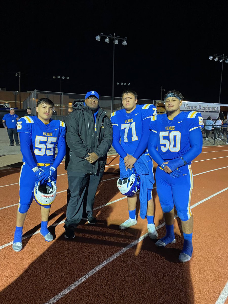 TheBkellSHOW_'s tweet photo. My first Group of Seniors man no matter the ups and downs these kids became my family ๐ค๐พ #LeftOverRight https://t.co/pSLJtnmuBa