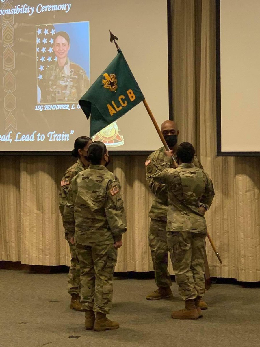 alu_lncoa's tweet photo. #LNCOA 1SG Shanikque S. Nappier relinquished responsibility as the ALC-B First Sergeant to 1SG Jennifer L. Ortiz in a change of responsibility ceremony held on October 29.
#peoplefirst #winningmatters #traintolead #leadtotrain #standardsanddiscipline #leadfromthefront #alu https://t.co/rbJe6MJkzp