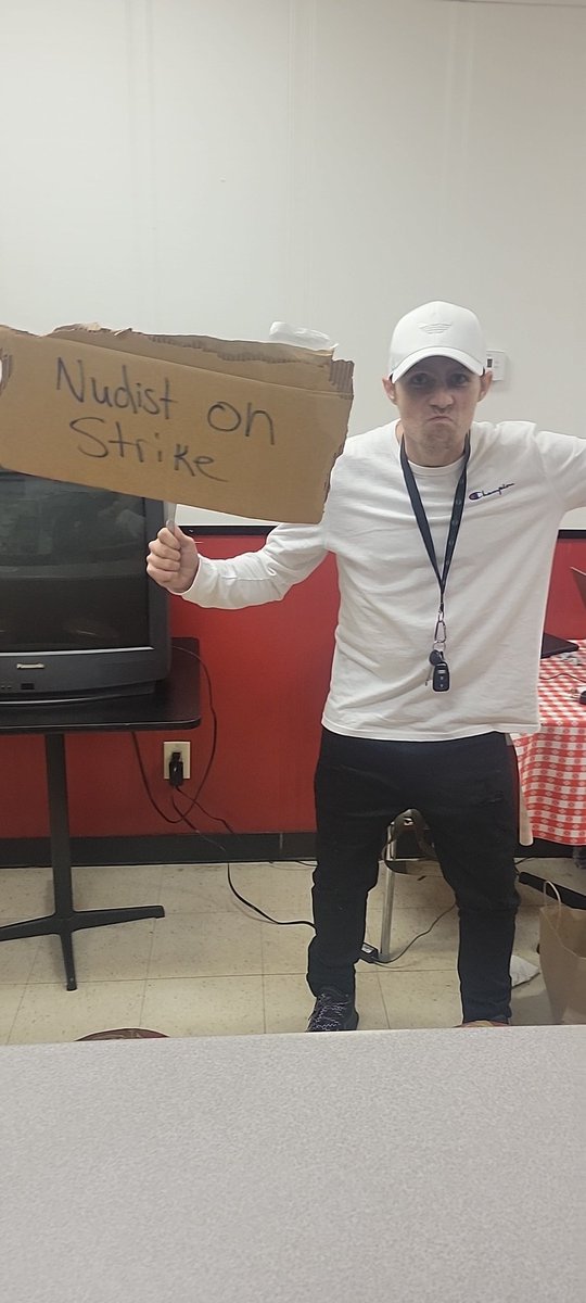 DaCulturedSwine's tweet photo. @ShytoshiKusama I am a nudist on strike. MY EYES ARE UP HERE LADIES https://t.co/7Dhxjkv5Qr