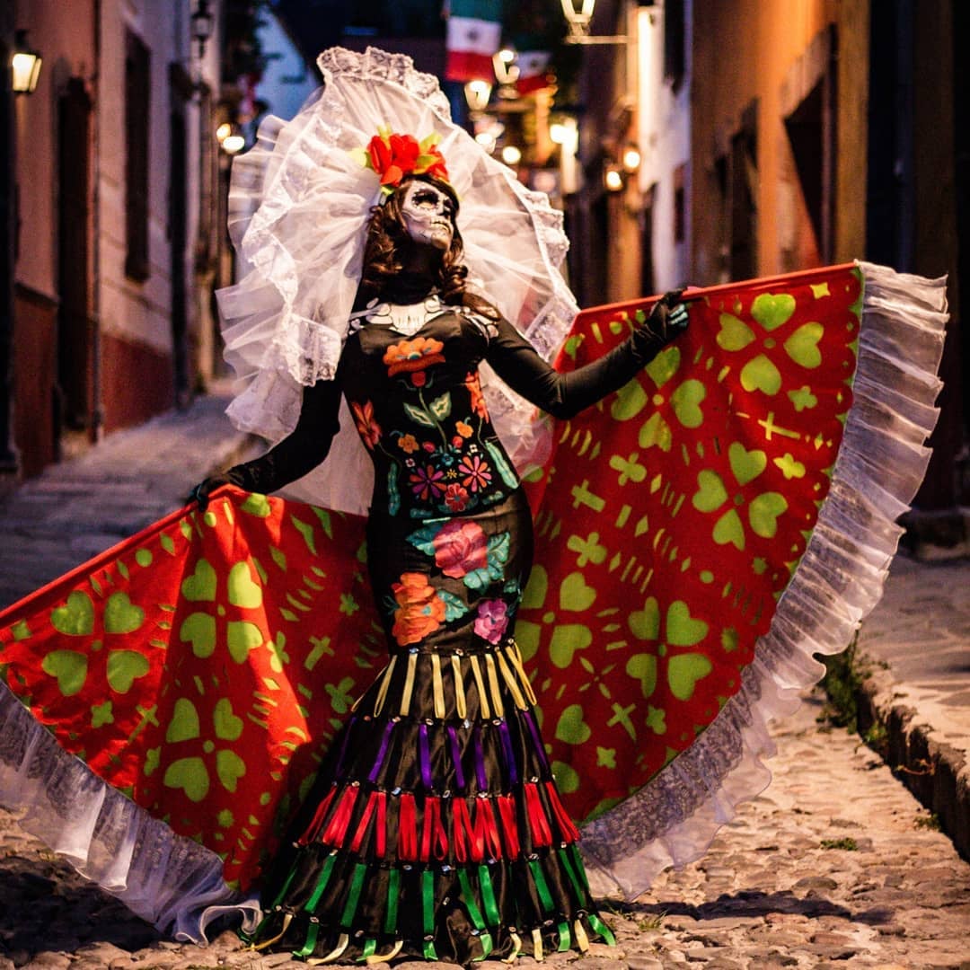 guanajuato's tweet photo. What is “Day of the Dead”? 
Despite its name, which might sound eerie, #DiaDeMuertos  is an ancient tradition which celebrates the life of the departed instead of grieving their passing 🌸💀🎉 #LiveGreatStories 🥰 https://t.co/ZNYfTZIrmr
