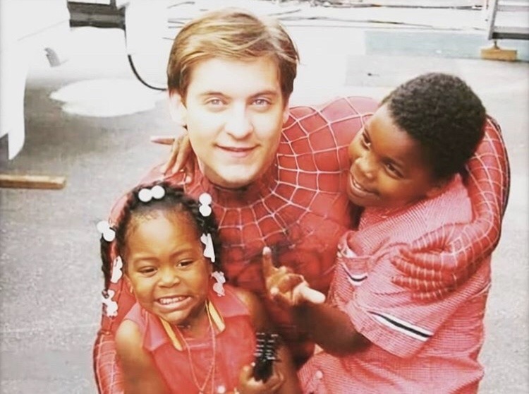 spideygifs's tweet photo. Tobey Maguire behind the scenes of Spider-Man https://t.co/pvfRu2s7GR