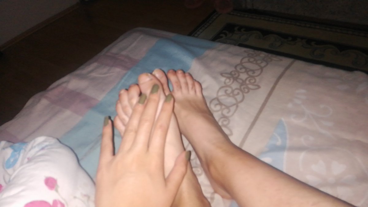 Değersiz bir işe yaramaz pic kutuları ayaklarimi yalayacak temizlicek bir ezik it yok mu şimdi 😏👠