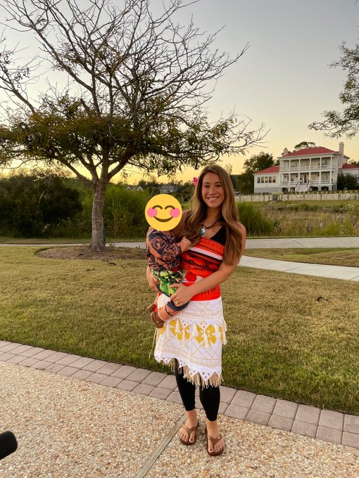 Moana and baby Maui https://t.co/QcZUron0LZ