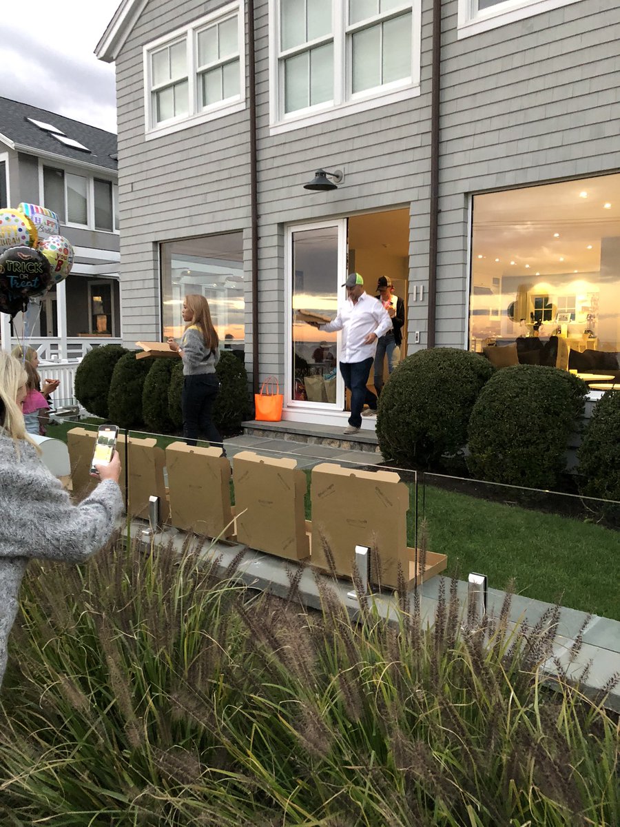 Shout out to <a href="/popupbagels/">popupbagels</a> for the fresh pizza bagels to balance out the sugar high. #westport