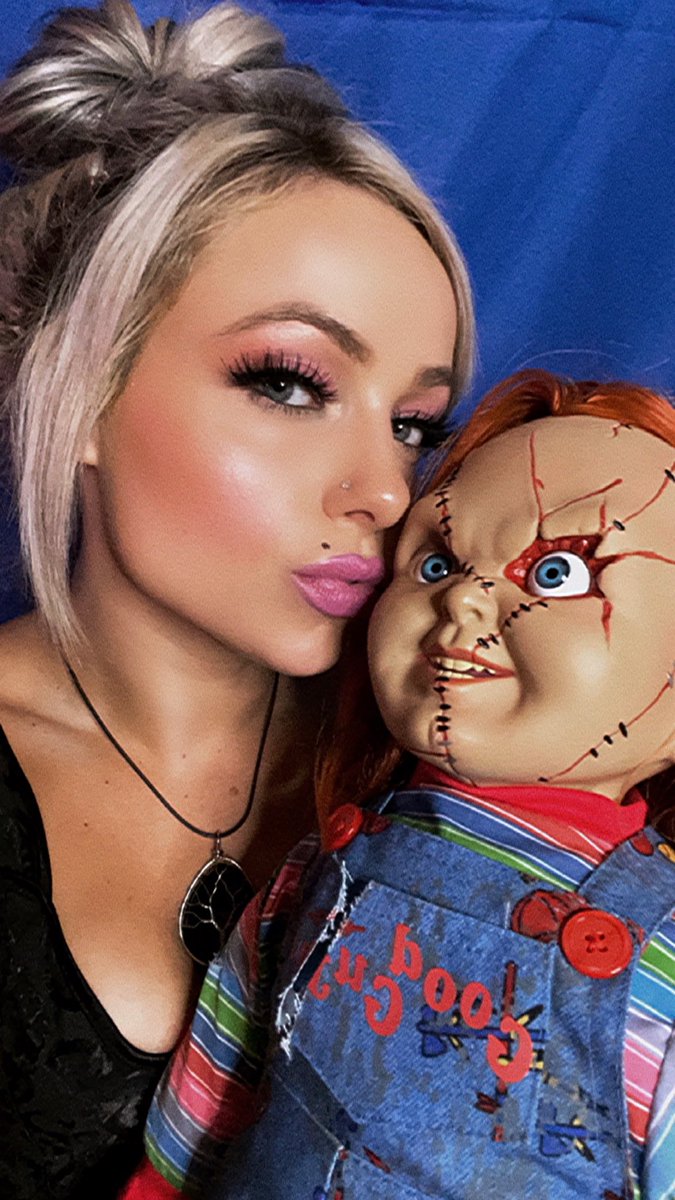 YaOnlyLivvOnce's tweet photo. You���re mine now, doll 🖤 https://t.co/ZkQua9rCmg