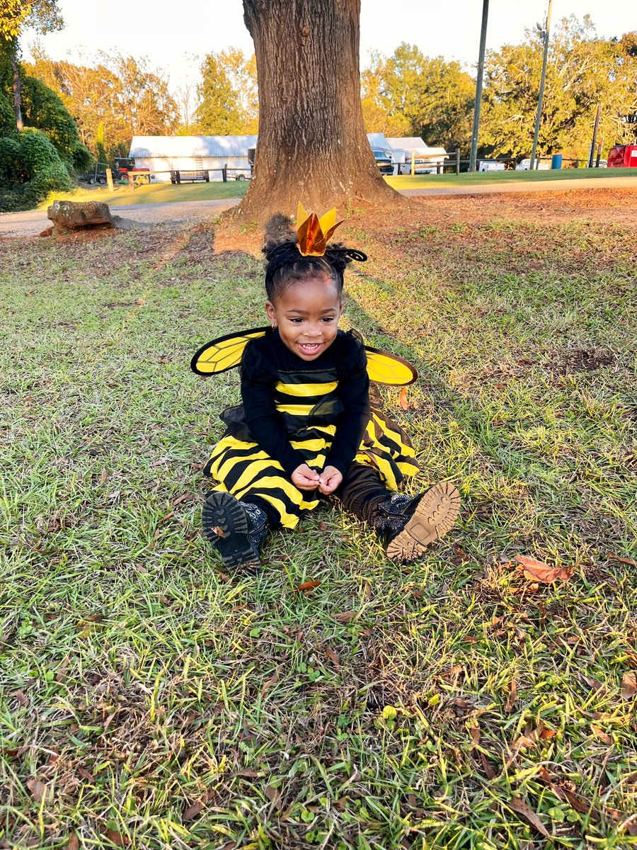 kourtneyjg_'s tweet photo. Queen Bee 🐝 https://t.co/Em8U2VRoi2