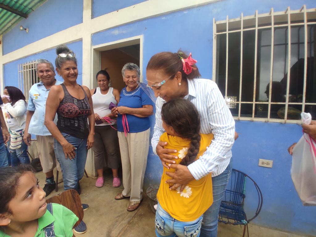 SobellaMejias's tweet photo. #31Oct | Desde la parroquia Tamaca en contacto directo visitamos los sectores El Pampero, Rastrojitos, Valle Hondo, Santa Cruz, Potrero y Cordero, llevando el mensaje de participación a todos los rincones de #Iribarren el #21N #YoVotoUnidad por ¡El Verdadero Cambio! https://t.co/XOgZh4coQP