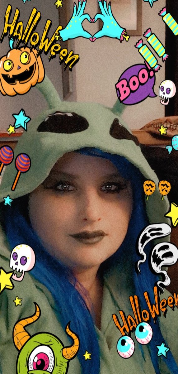 WeirdoMarle's tweet photo. Going trick or treating with my little niece and nephew as an alien tonight. #HappyHalloween2021 #Boo #GiveMeCandy #Spoopy https://t.co/AxRo5DnT3N