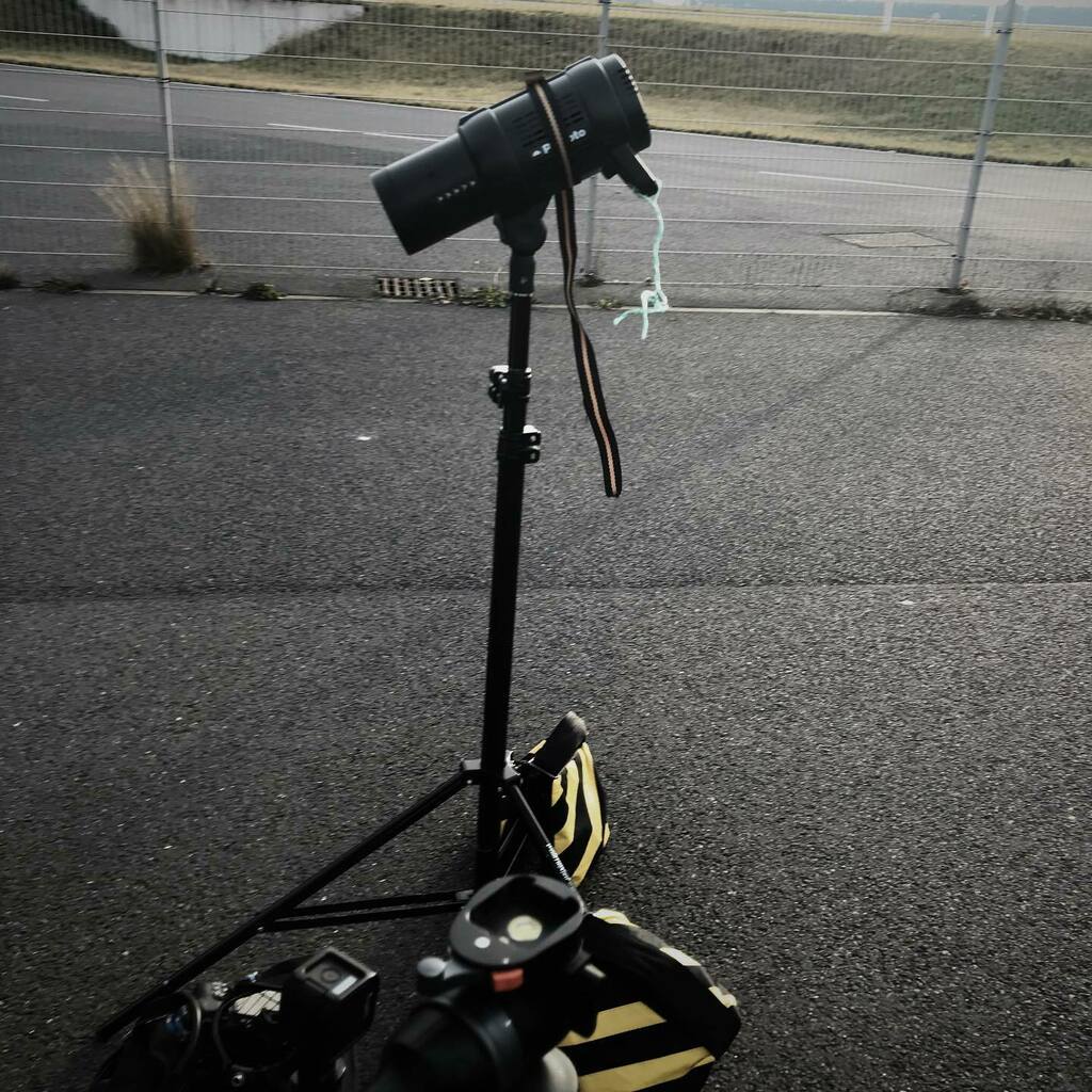 RicciSpeckels's tweet photo. Immer dabei… #tether #tethertools #iworkcase #arbeitsweise #fotografierenlernen #bts #behindthescenes #behindthecurtain #fotografierenmitherz #berufsfotograf @tethertools @iworkcase @nikondach @profoto https://t.co/VEZF27epdF