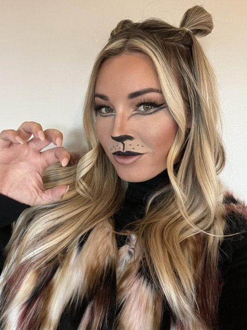 Happy Halloween! https://t.co/OZUMW8QzOR