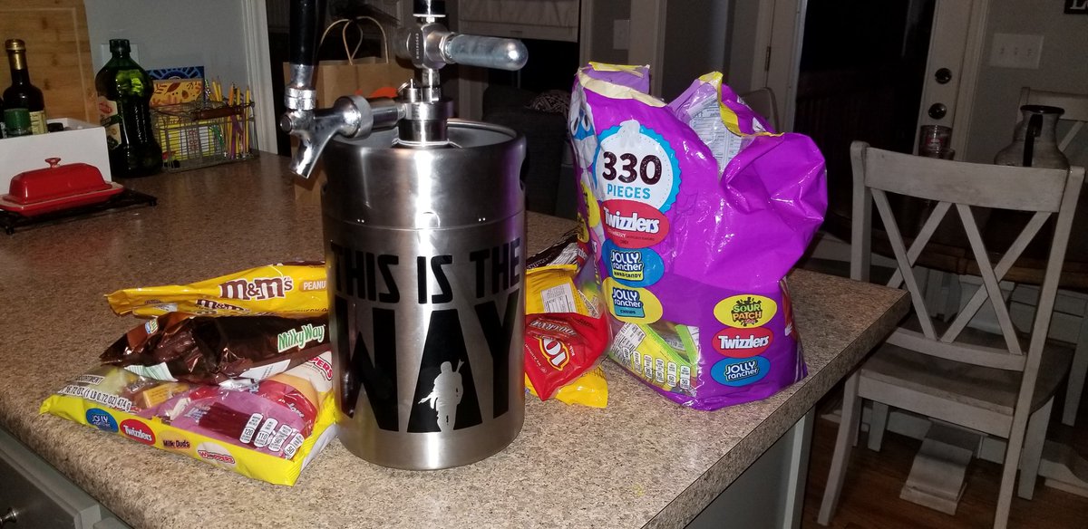 GTWRANGLER's tweet photo. @Ceraphus Handing out candy, drinking coffee blonde. https://t.co/3Jeu1B8qy5