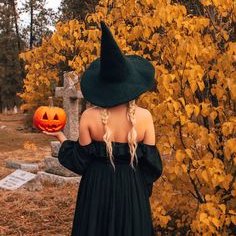 ⠀⠀ 
⠀⠀  Happy Halloween from the Goddess herself. . . photo credit to my amazing pumpkin king <a href="/dastardlydesire/">𝓣𝓱𝓮 𝓛𝓲𝓰𝓱𝓽𝓫𝓻𝓲𝓷𝓰𝓮𝓻 ☀︎︎ — ( *ˡᵘᶜⁱᶠᵉʳ )</a>. My absolute favourite time of year. 
⠀⠀