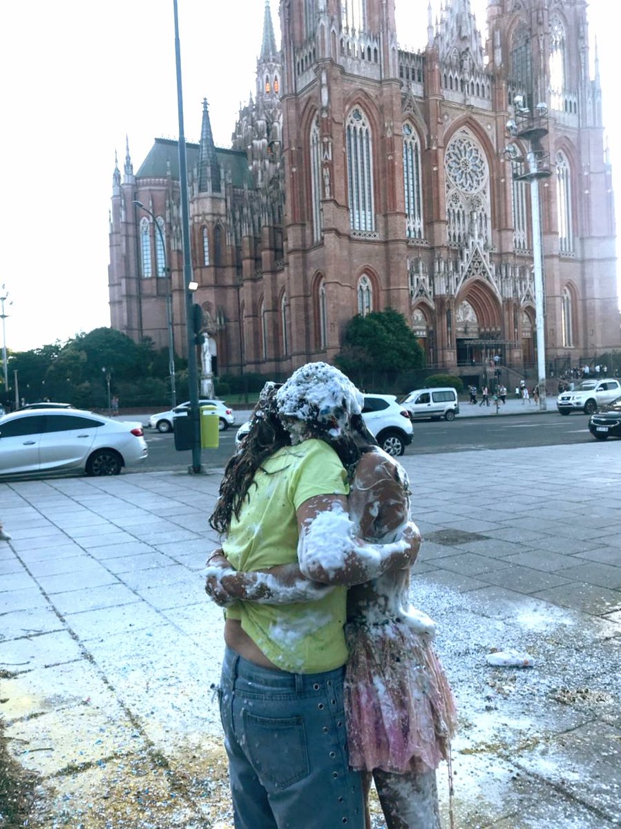 claraithurralde's tweet photo. ¡ME RECIBI! Y ese abrazo con mi mamá a pura emoción y agradecimiento no me lo olvido más "papá está viendo todos tus logros desde arriba y esta orgulloso de vos hija" https://t.co/b4J9qChUTl