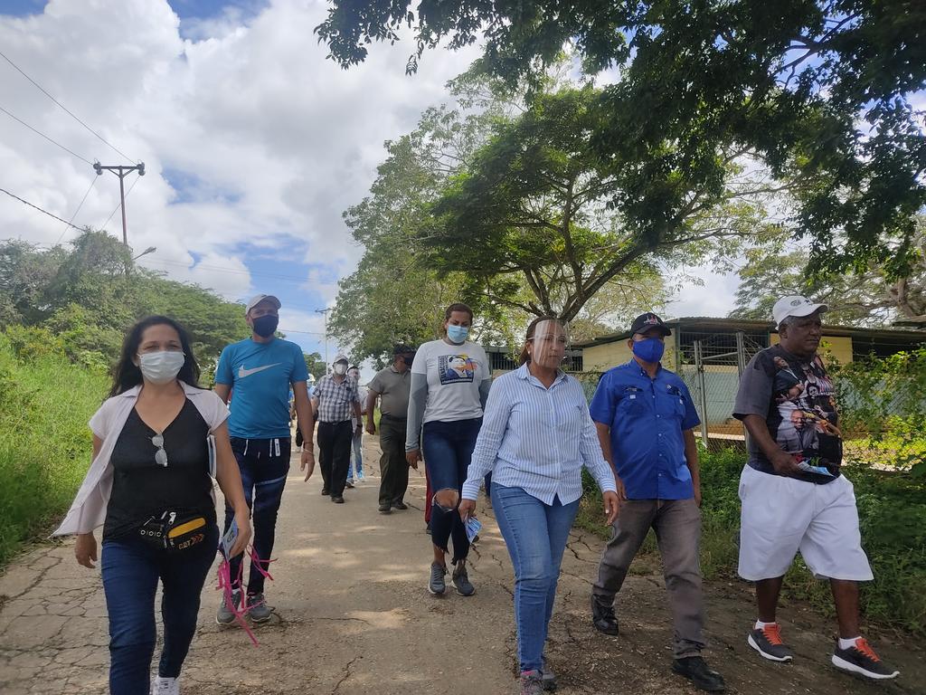 SobellaMejias's tweet photo. #31Oct | Desde la parroquia Tamaca en contacto directo visitamos los sectores El Pampero, Rastrojitos, Valle Hondo, Santa Cruz, Potrero y Cordero, llevando el mensaje de participación a todos los rincones de #Iribarren el #21N #YoVotoUnidad por ¡El Verdadero Cambio! https://t.co/XOgZh4coQP