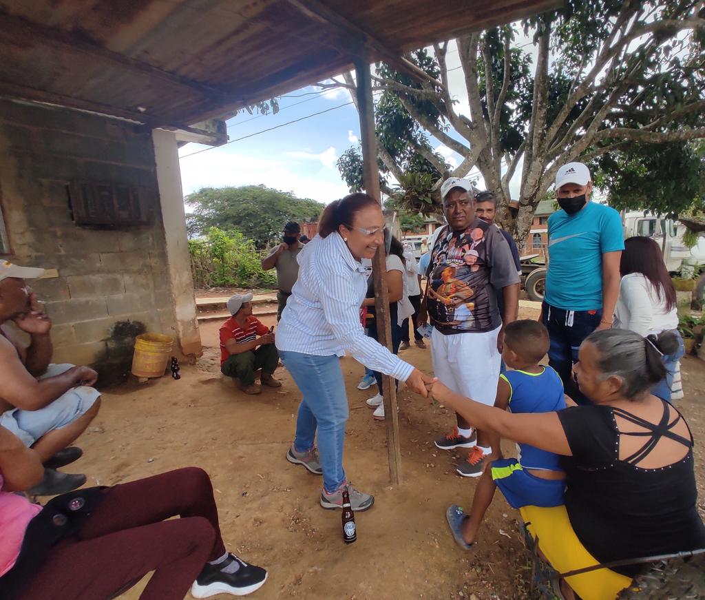 SobellaMejias's tweet photo. #31Oct | Desde la parroquia Tamaca en contacto directo visitamos los sectores El Pampero, Rastrojitos, Valle Hondo, Santa Cruz, Potrero y Cordero, llevando el mensaje de participación a todos los rincones de #Iribarren el #21N #YoVotoUnidad por ¡El Verdadero Cambio! https://t.co/XOgZh4coQP