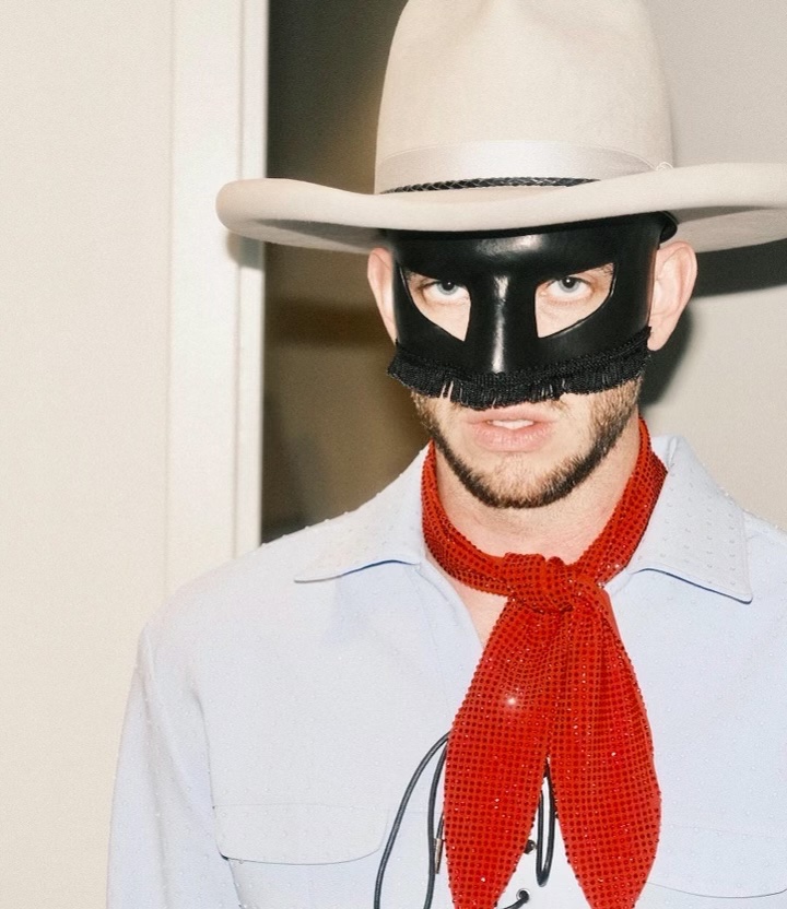 orvillepeck's tweet photo. The Lone Ranger, Davey Crockett,
Woody, Yosemite Sam and Annie Oakley walk into
Madison Square Garden... 🤠 Night 2 of #harryween is
about to begin! 

Custom crystal Lone Ranger look by @christiancowan ✨

📸: @kynantait https://t.co/TLutYZf4zR