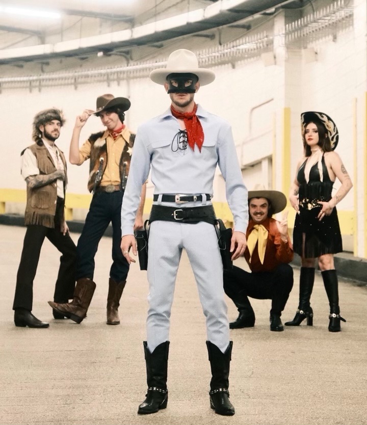 orvillepeck's tweet photo. The Lone Ranger, Davey Crockett,
Woody, Yosemite Sam and Annie Oakley walk into
Madison Square Garden... 🤠 Night 2 of #harryween is
about to begin! 

Custom crystal Lone Ranger look by @christiancowan ✨

📸: @kynantait https://t.co/TLutYZf4zR