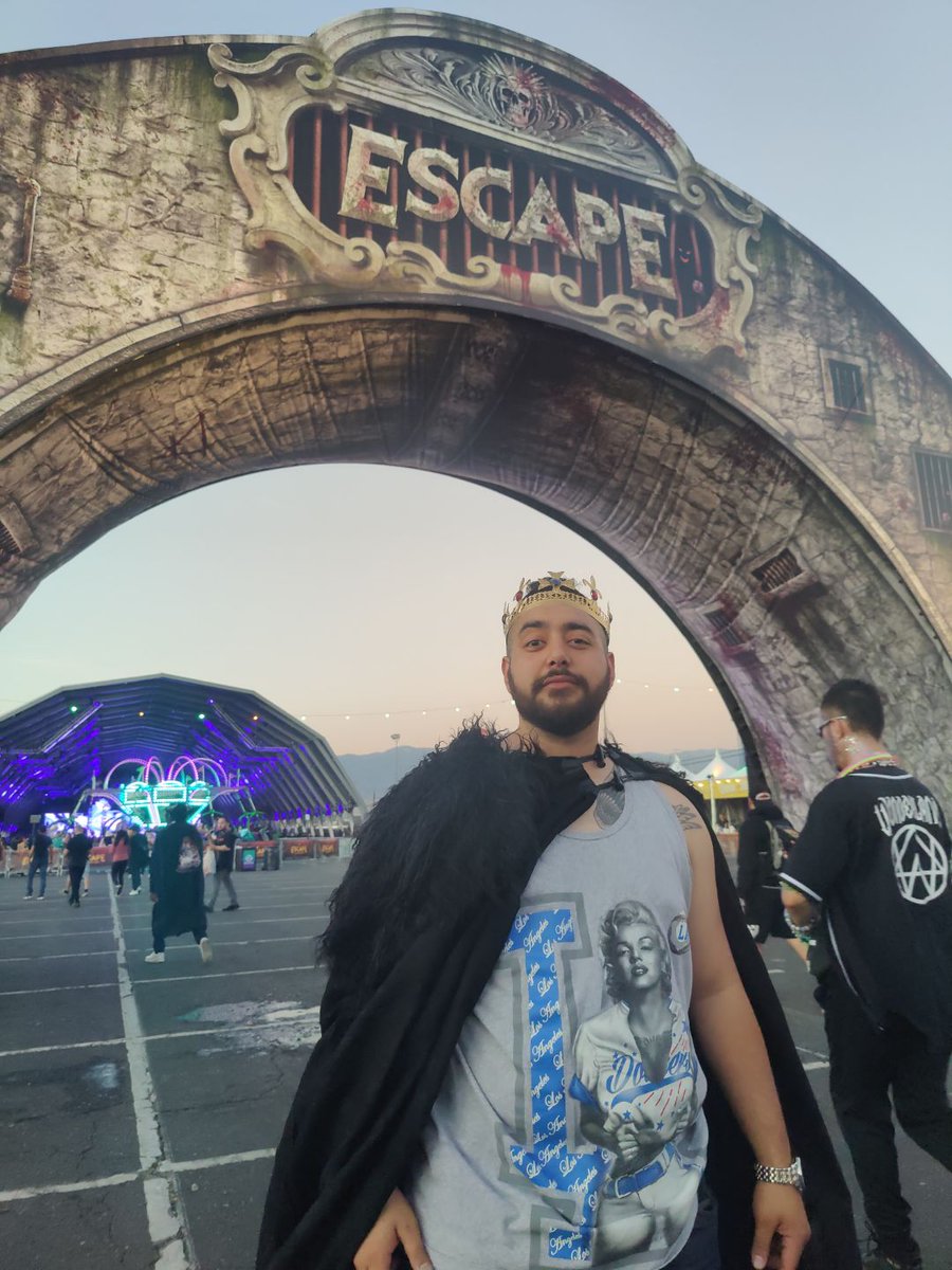jurado_carlos62's tweet photo. HAPPY HALLOWEEN FROM KING LOS!! ๐
Escape was so damn beautiful!! I cannot believe I was missing out on these for yearss๐คฆ๐ฝโโ๏ธ๐
Thank you to the crew for dragging me out there!! #FirstRave #Escape2021 https://t.co/vyIiJKdvhu