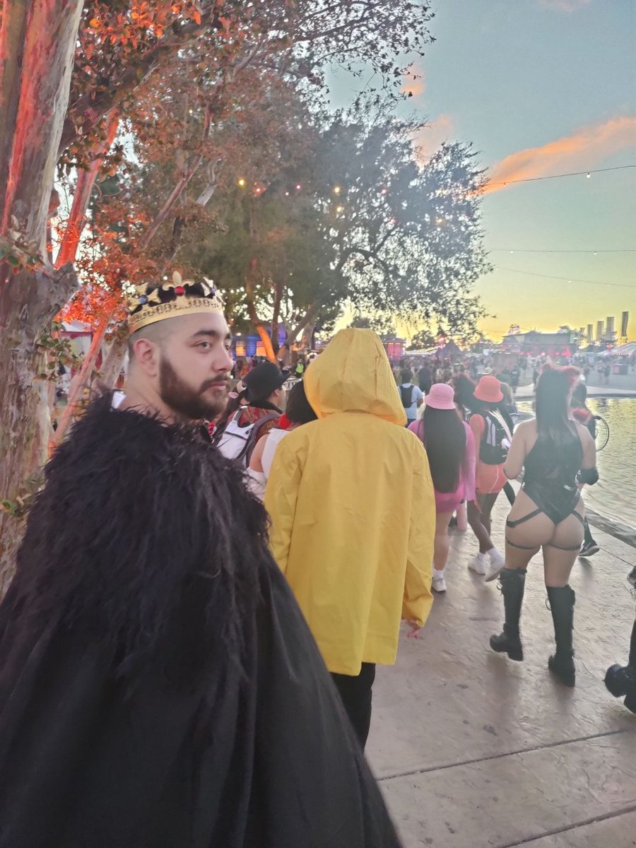 jurado_carlos62's tweet photo. HAPPY HALLOWEEN FROM KING LOS!! ๐
Escape was so damn beautiful!! I cannot believe I was missing out on these for yearss๐คฆ๐ฝโโ๏ธ๐
Thank you to the crew for dragging me out there!! #FirstRave #Escape2021 https://t.co/vyIiJKdvhu