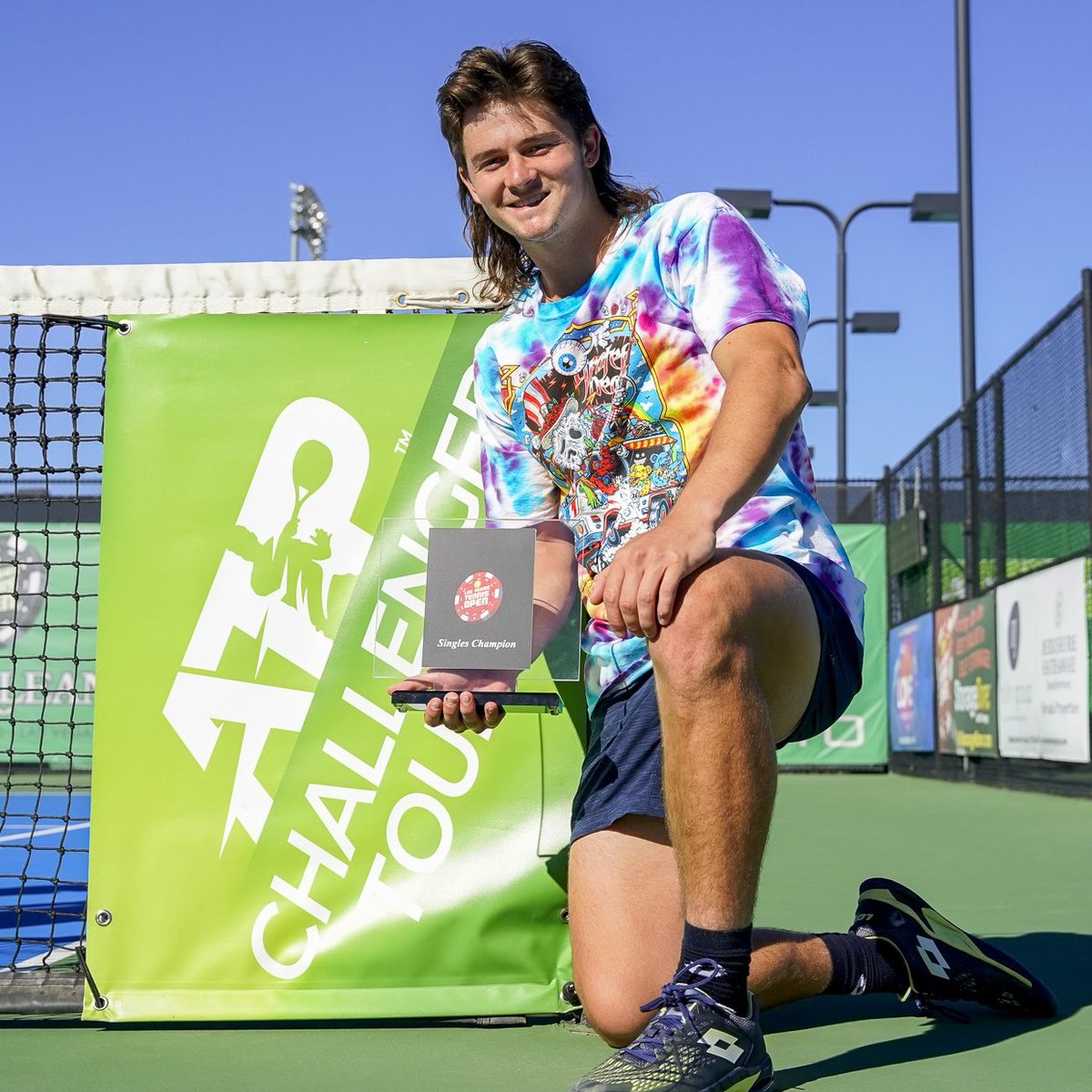 ATPChallenger's tweet photo. The Mullet reigns in Las Vegas. 💪

J.J. Wolf is the champion @vegastennisopen, claiming his fifth #ATPChallenger title and first of the year.

📸 @LucasKPeltier https://t.co/jcbPo1YEDG
