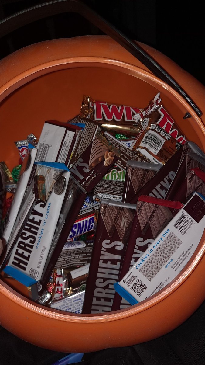 JuiceMarbles's tweet photo. Sitting on my porch with a bucket of #FullSizedCandyBars 

Let's see if we get any takers! https://t.co/hsLMiMEjfz