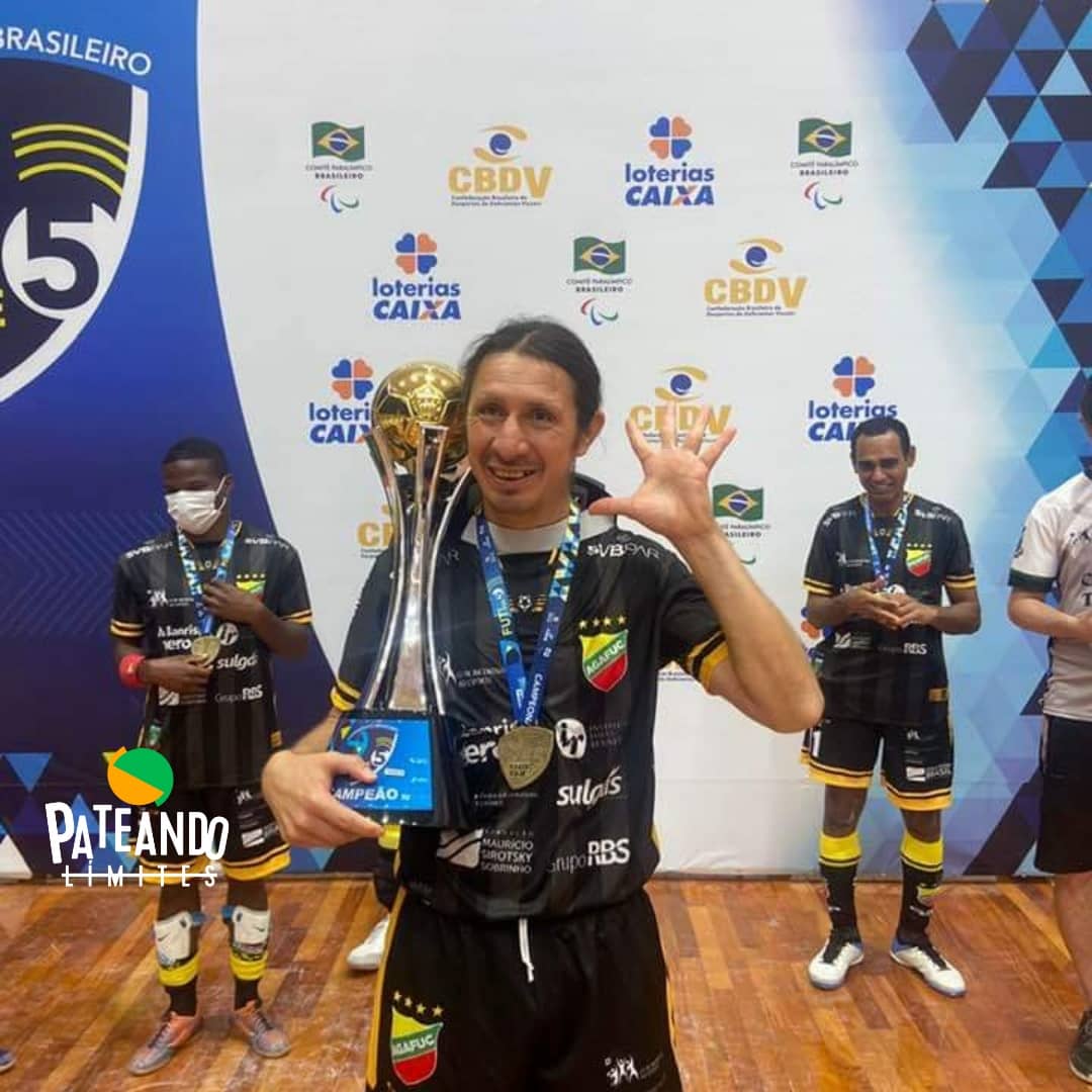 PateandoLimites's tweet photo. #FútbolLigaBrasileña
COKI PADILLA SE CORONÓ CAMPEÓN CON AGAFUC 🇦🇷🇧🇷🏆
El futbolista argentino Coki Padilla se coronó Campeón con su club @agafuc1 obteniendo el pentacampeonato de la liga brasileña de fútbol para ciegos. Su equipo venció a Apace x 3 a 1.
https://t.co/vh4Q4yDVuQ https://t.co/E8BA95S2by