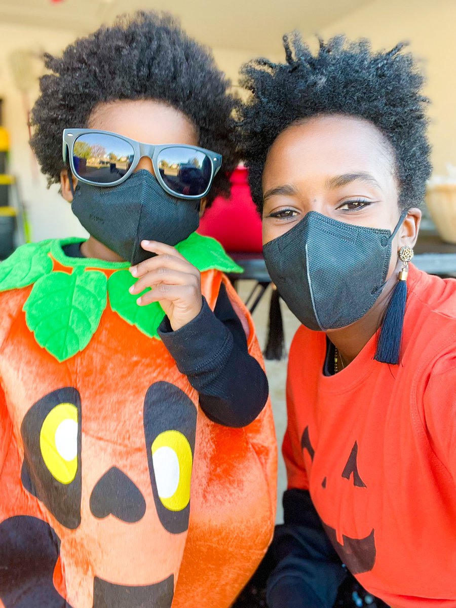 HeavenlySkyes_'s tweet photo. #KalReign is a fan of this holiday🎃🎃🎃🍫🍫🍫 https://t.co/1uvPKKm0mo