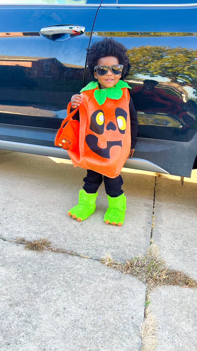 HeavenlySkyes_'s tweet photo. #KalReign is a fan of this holiday🎃🎃🎃🍫🍫🍫 https://t.co/1uvPKKm0mo