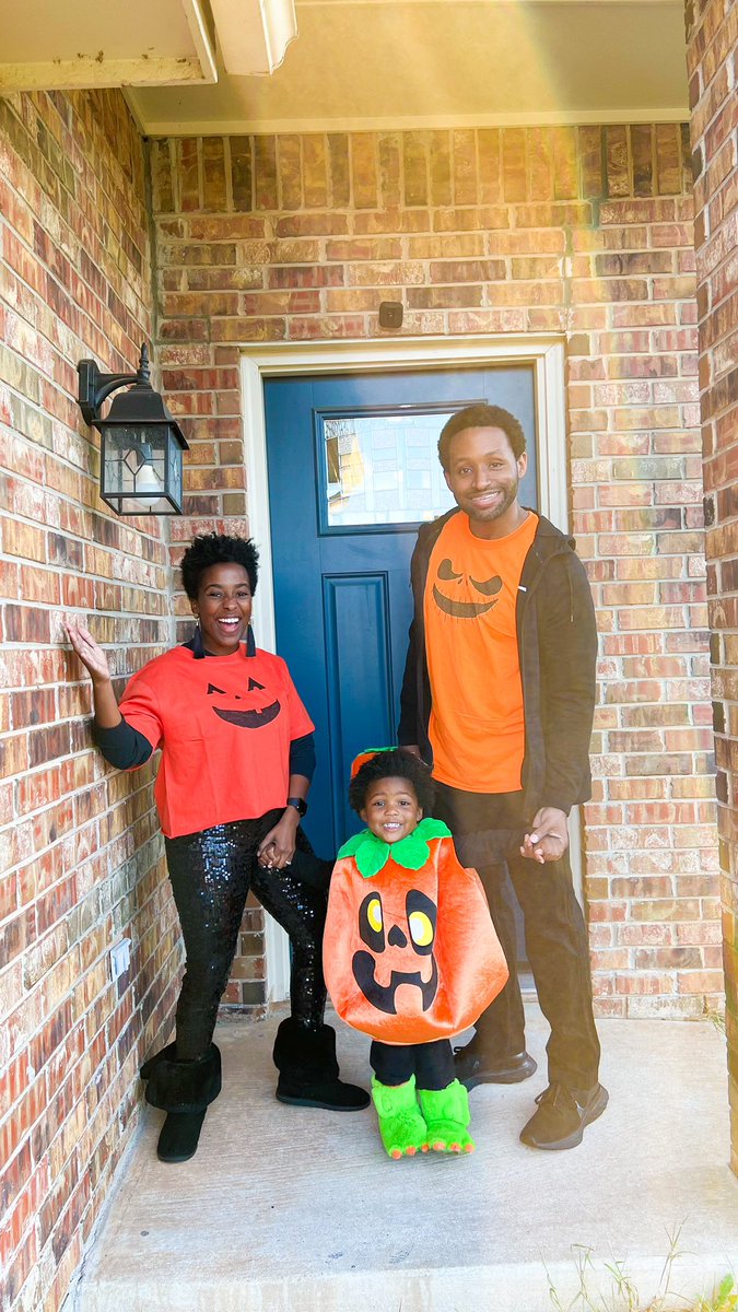 HeavenlySkyes_'s tweet photo. #KalReign is a fan of this holiday🎃🎃🎃🍫🍫🍫 https://t.co/1uvPKKm0mo