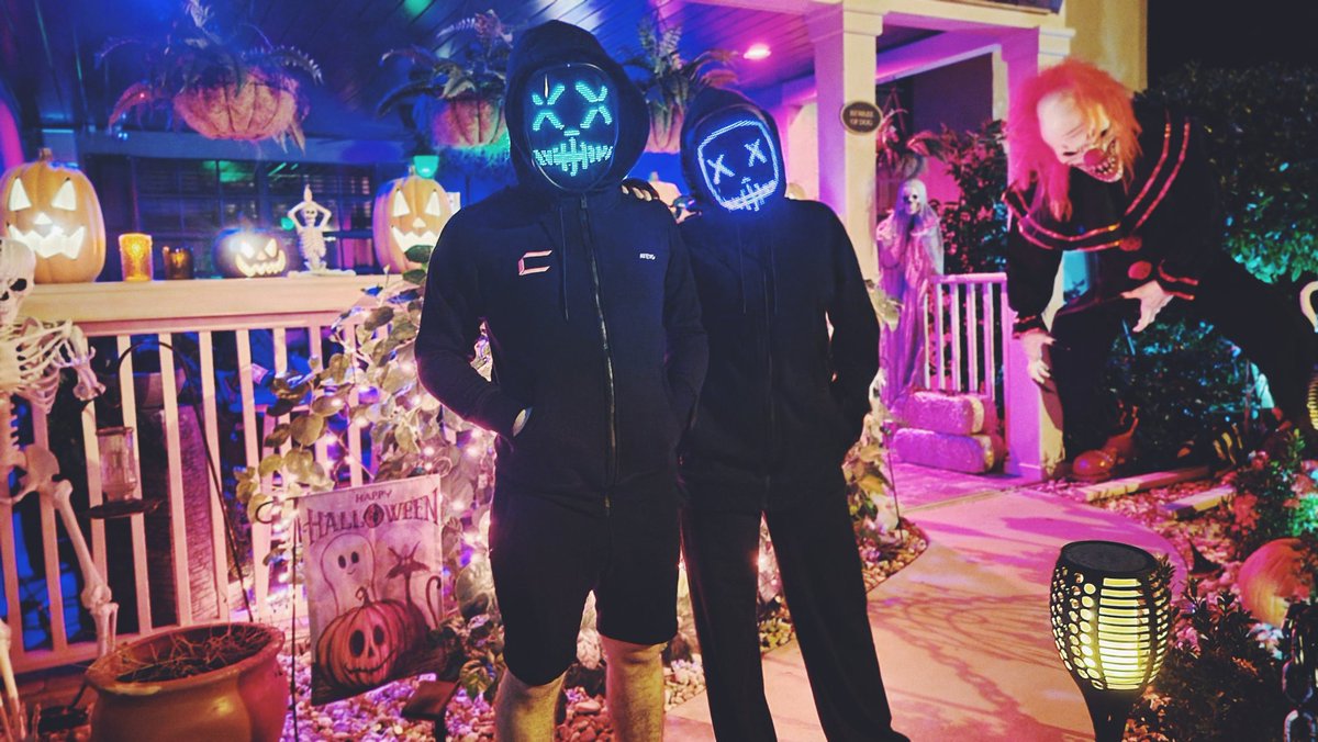 SabrinaBrite's tweet photo. Happy Halloween! 💜💚 https://t.co/TDEHNUmexn