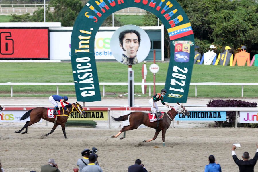 Muy emocionante la 75° Edición del Clásico Internacional “Simón Bolívar”, la carrera más importante del hipismo venezolano. Este año 2021, estuvo dedicada al Bicentenario de la Batalla de Carabobo, recordando la gallardía y la fuerza de nuestros Padres Libertadores.