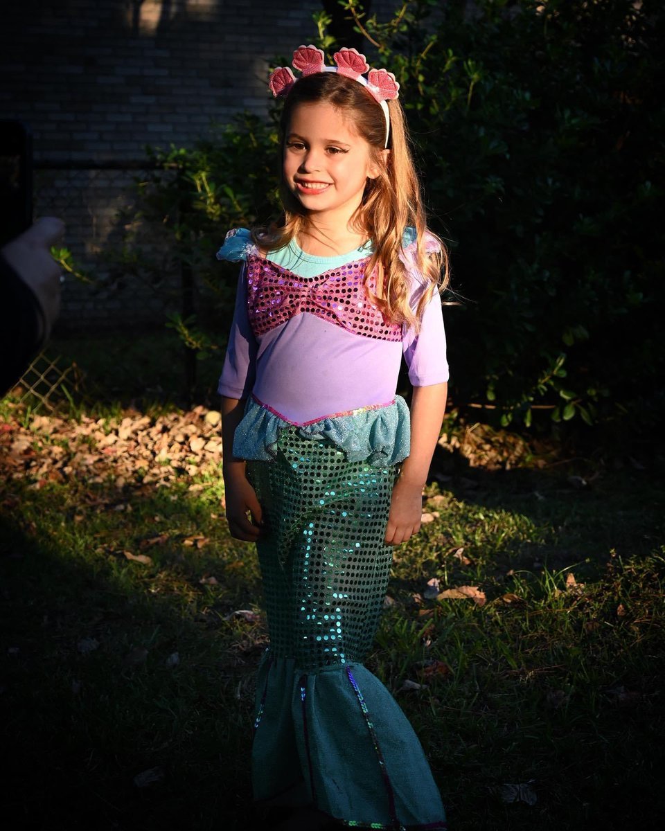 EmilyKDaily's tweet photo. When there’s a tiny sliver of light left in your backyard so you shoo your 5yo mermaid teenybopper off to the spotlight with your photographer husband. “Hurryyyyyy!” 🎃🧜‍♀️ https://t.co/FQjMuOnt6g
